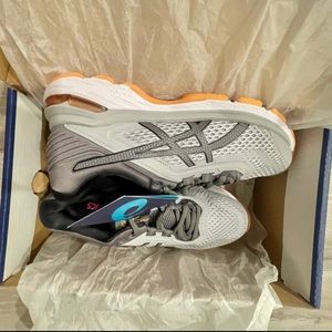 Asics new only tried on. Gt 2000-6.   Rare. Size 7 1/2 women. No original box.
